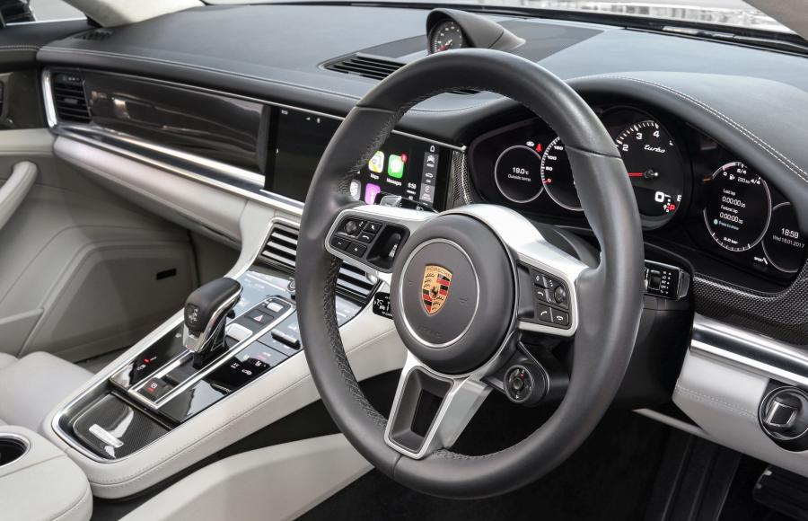 Интерьер Porsche Panamera Turbo 2017 года  (AU) (фото 13 из 16)